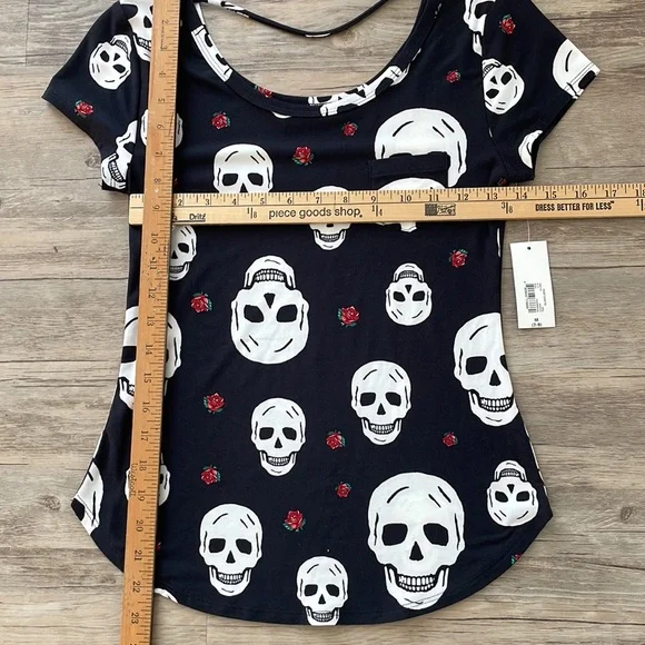 Skull & Roses Fitted tee NWT - Picture 2 of 5